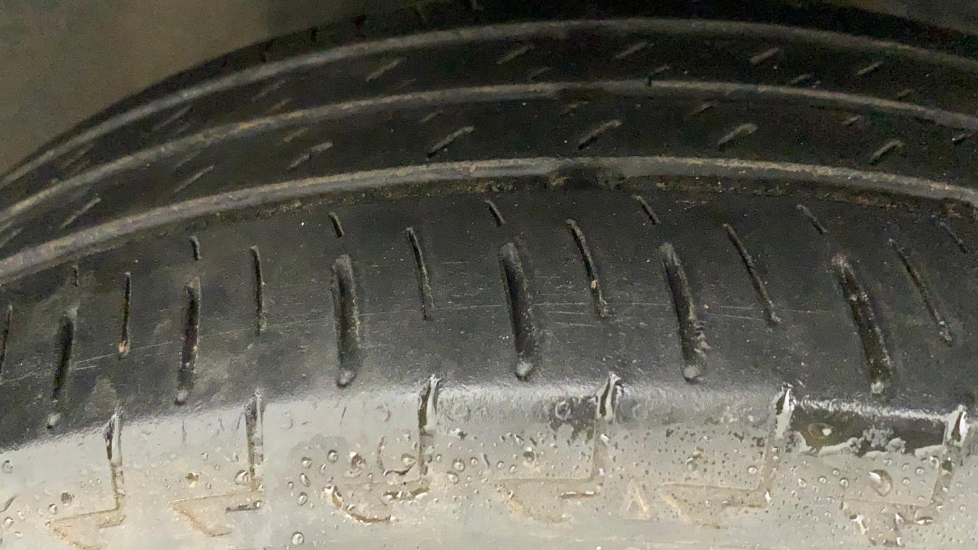 2010 Maruti Swift Dzire ZXI, Petrol, Manual, 97,622 km, Right Front Tyre Tread