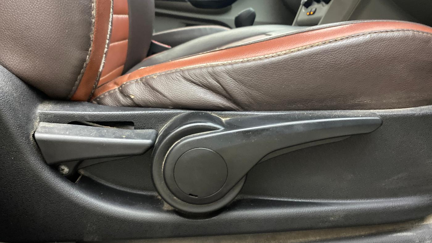 2019 Tata Tiago XZ PETROL, Petrol, Manual, 1,29,901 km, Driver Side Adjustment Panel