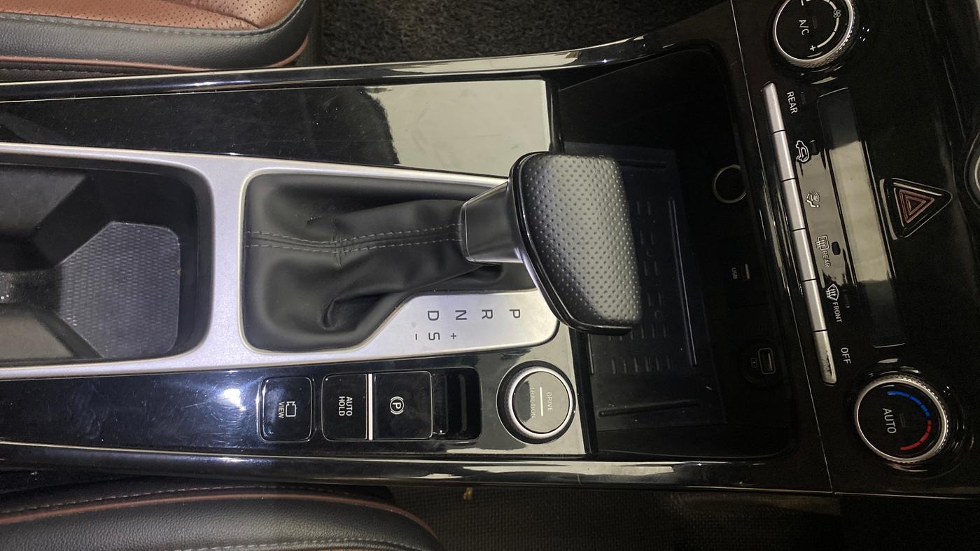 2021 Hyundai ALCAZAR PLATINUM(O) 6STR 1.5 AT, Diesel, Automatic, 1,04,677 km, Gear Lever