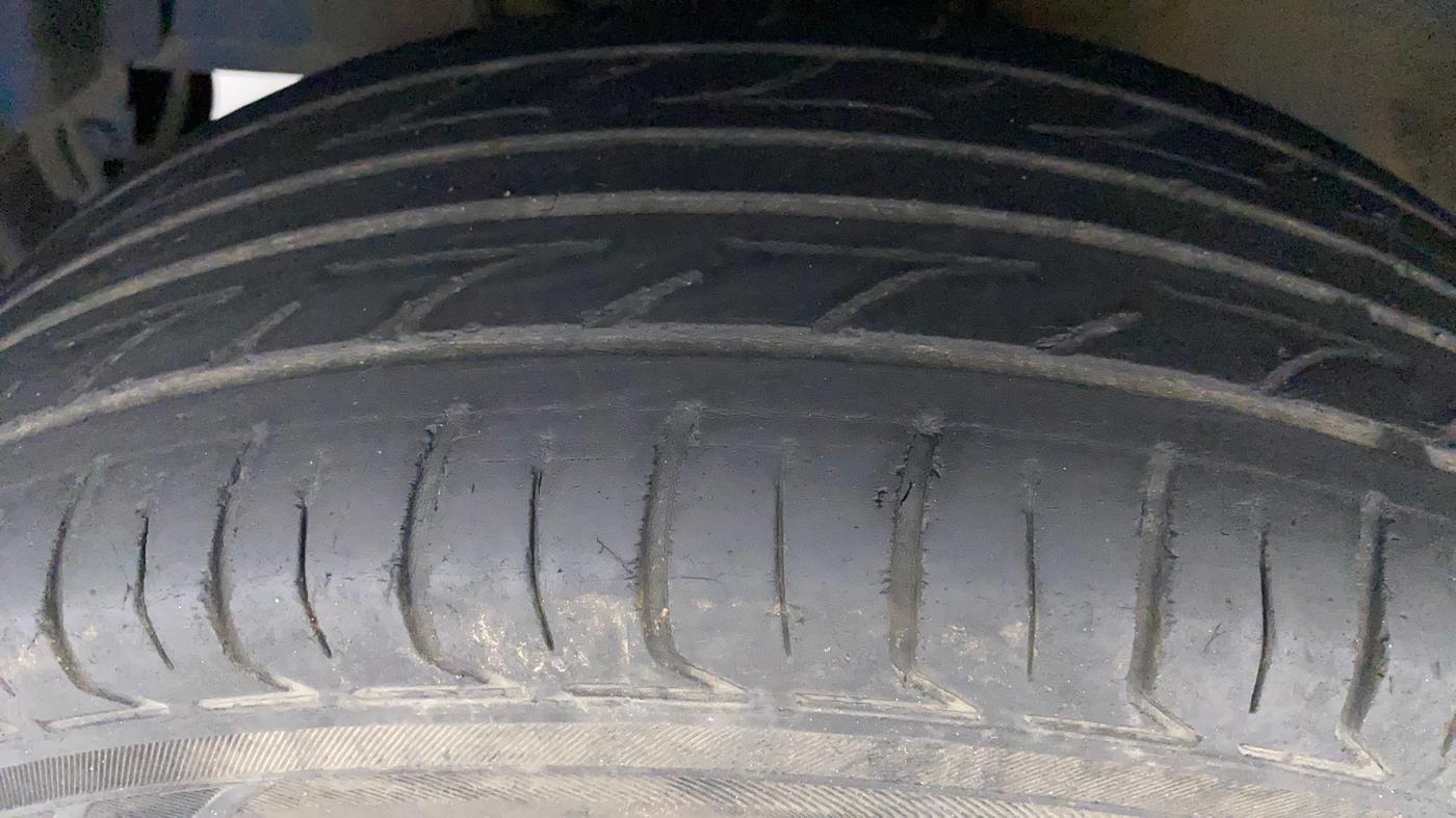 2013 Maruti Swift VXI, Petrol, Manual, 88,192 km, Left Front Tyre Tread