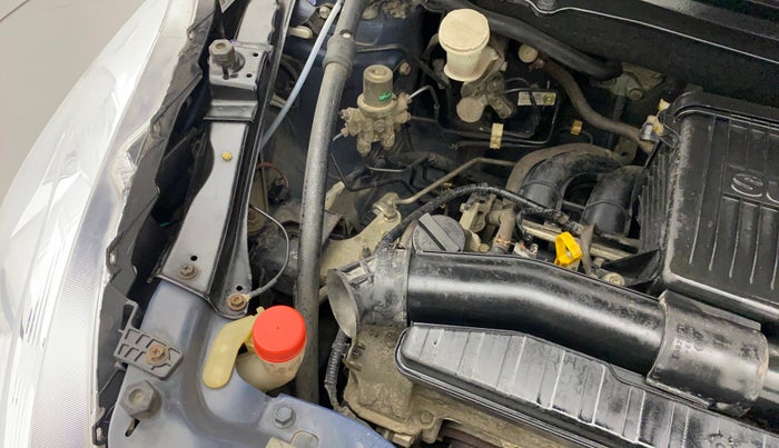 2013 Maruti Swift VXI, Petrol, Manual, 88,192 km, Front windshield - Wiper bottle cap missing