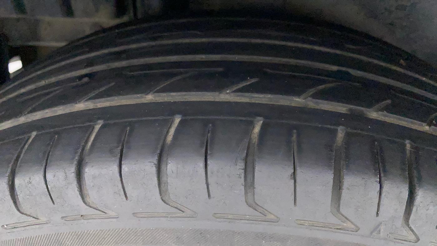 2013 Maruti Swift VXI, Petrol, Manual, 88,192 km, Right Rear Tyre Tread