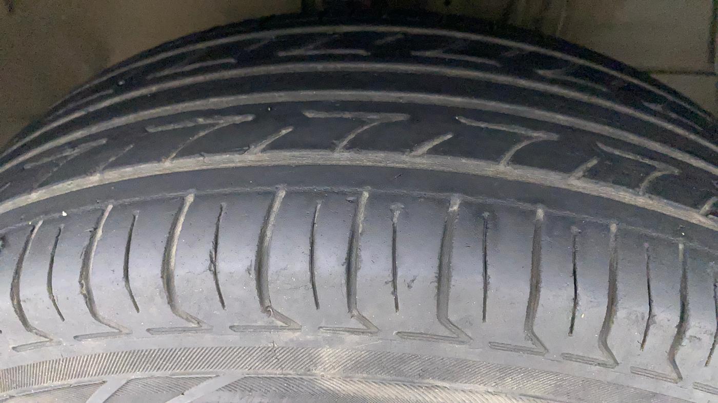 2013 Maruti Swift VXI, Petrol, Manual, 88,192 km, Right Front Tyre Tread