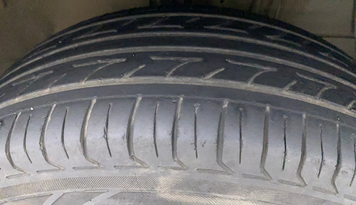 2013 Maruti Swift VXI, Petrol, Manual, 88,192 km, Right Front Tyre Tread