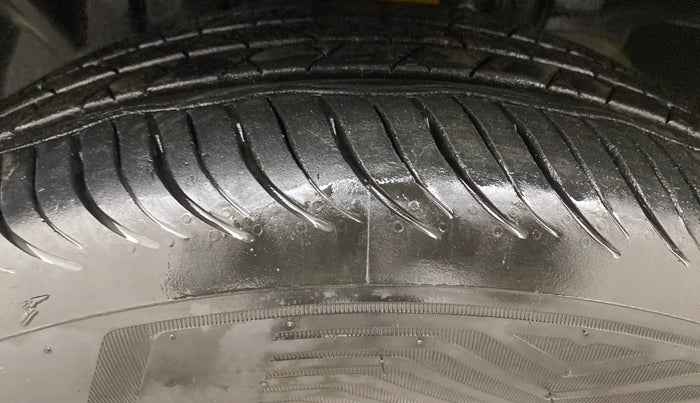 2015 Ford Ecosport TITANIUM+ 1.5L DIESEL, Diesel, Manual, 1,06,174 km, Left Front Tyre Tread