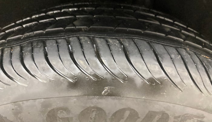 2015 Ford Ecosport TITANIUM+ 1.5L DIESEL, Diesel, Manual, 1,06,174 km, Left Rear Tyre Tread