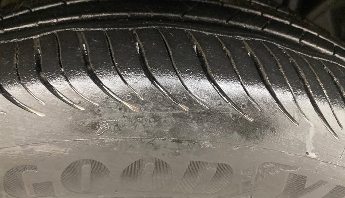 2015 Ford Ecosport TITANIUM+ 1.5L DIESEL, Diesel, Manual, 1,06,174 km, Right Front Tyre Tread