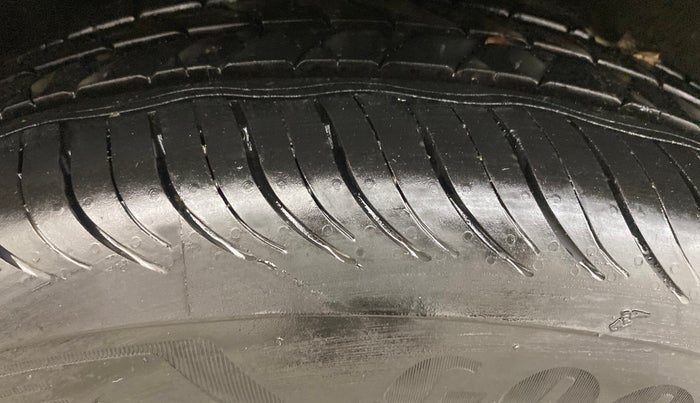 2015 Ford Ecosport TITANIUM+ 1.5L DIESEL, Diesel, Manual, 1,06,174 km, Right Rear Tyre Tread