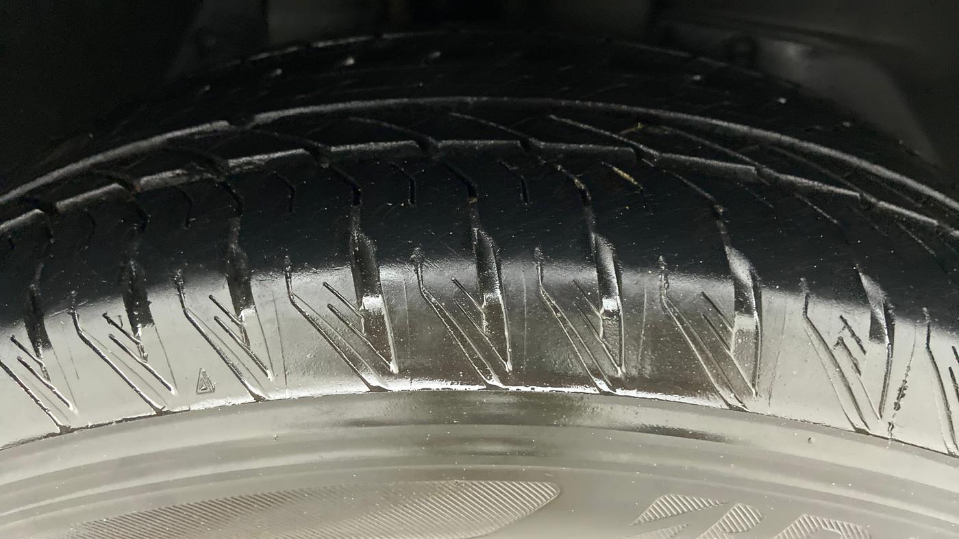 2019 Mahindra XUV500 W11 (O), Diesel, Manual, 23,017 km, Right Front Tyre Tread