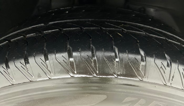 2019 Mahindra XUV500 W11 (O), Diesel, Manual, 23,017 km, Right Front Tyre Tread