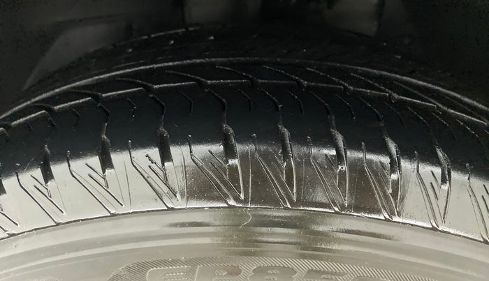 2019 Mahindra XUV500 W11 (O), Diesel, Manual, 23,017 km, Left Front Tyre Tread