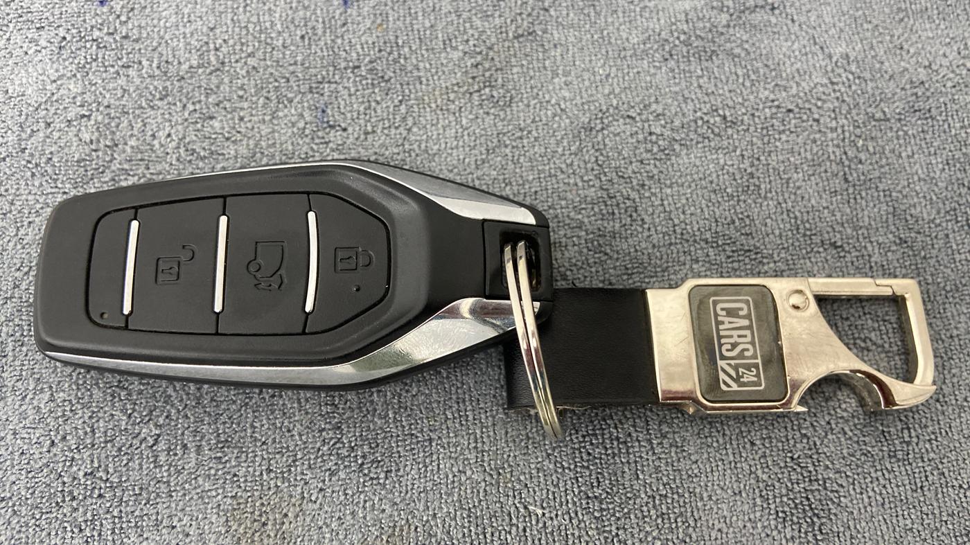 2019 Mahindra XUV500 W11 (O), Diesel, Manual, 23,017 km, Key Close Up