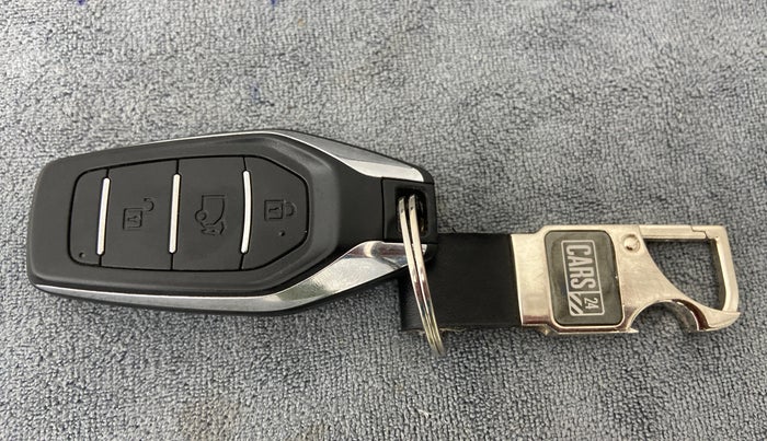 2019 Mahindra XUV500 W11 (O), Diesel, Manual, 23,017 km, Key Close Up