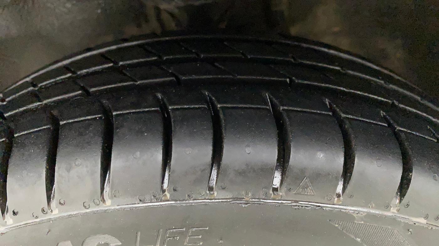 2015 Maruti Alto K10 VXI AMT, Petrol, Automatic, 84,137 km, Left Front Tyre Tread