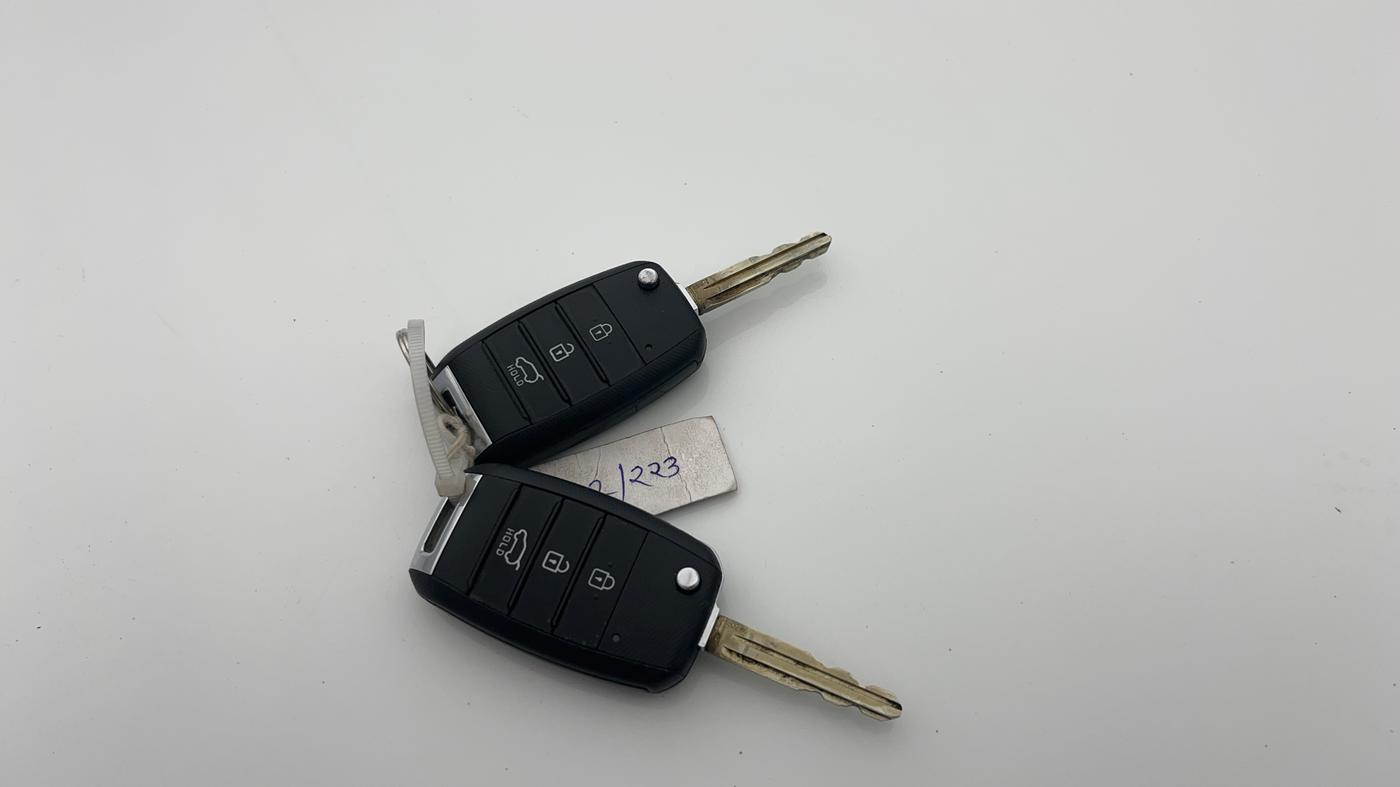 2023 KIA CARENS PRESTIGE 1.5 PETROL 7 STR, Petrol, Manual, 33,719 km, Key Close Up