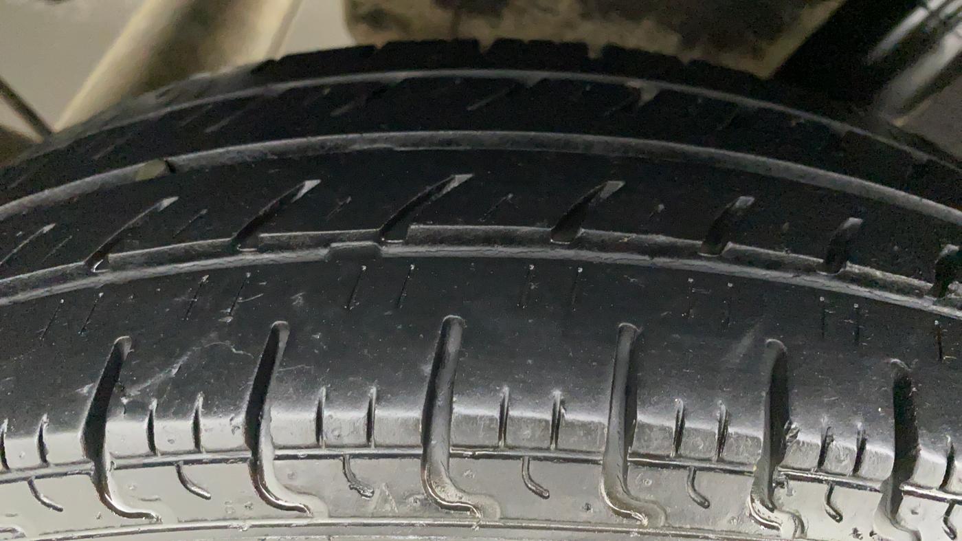 2017 Renault Kwid 1.0 RXT, Petrol, Manual, 64,135 km, Left Rear Tyre Tread