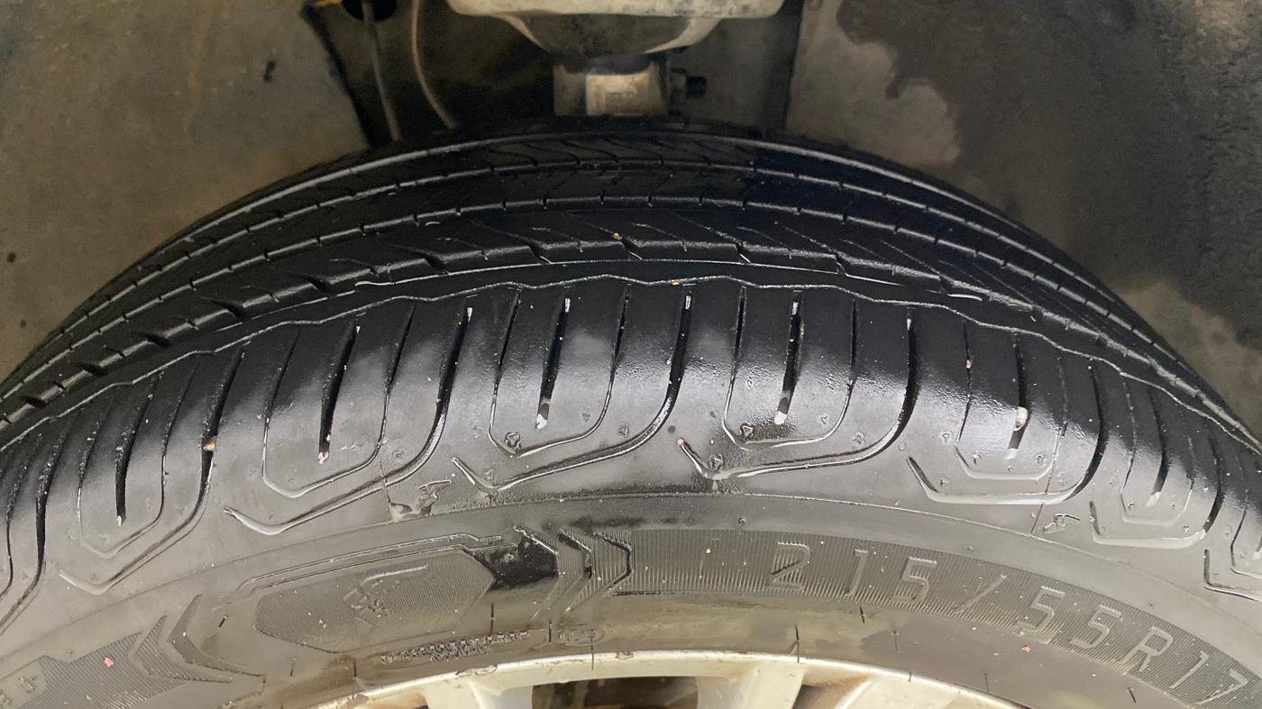 2018 Volkswagen TIGUAN COMFORTLINE TDI AT, Diesel, Automatic, 1,33,306 km, Right Front Tyre Tread