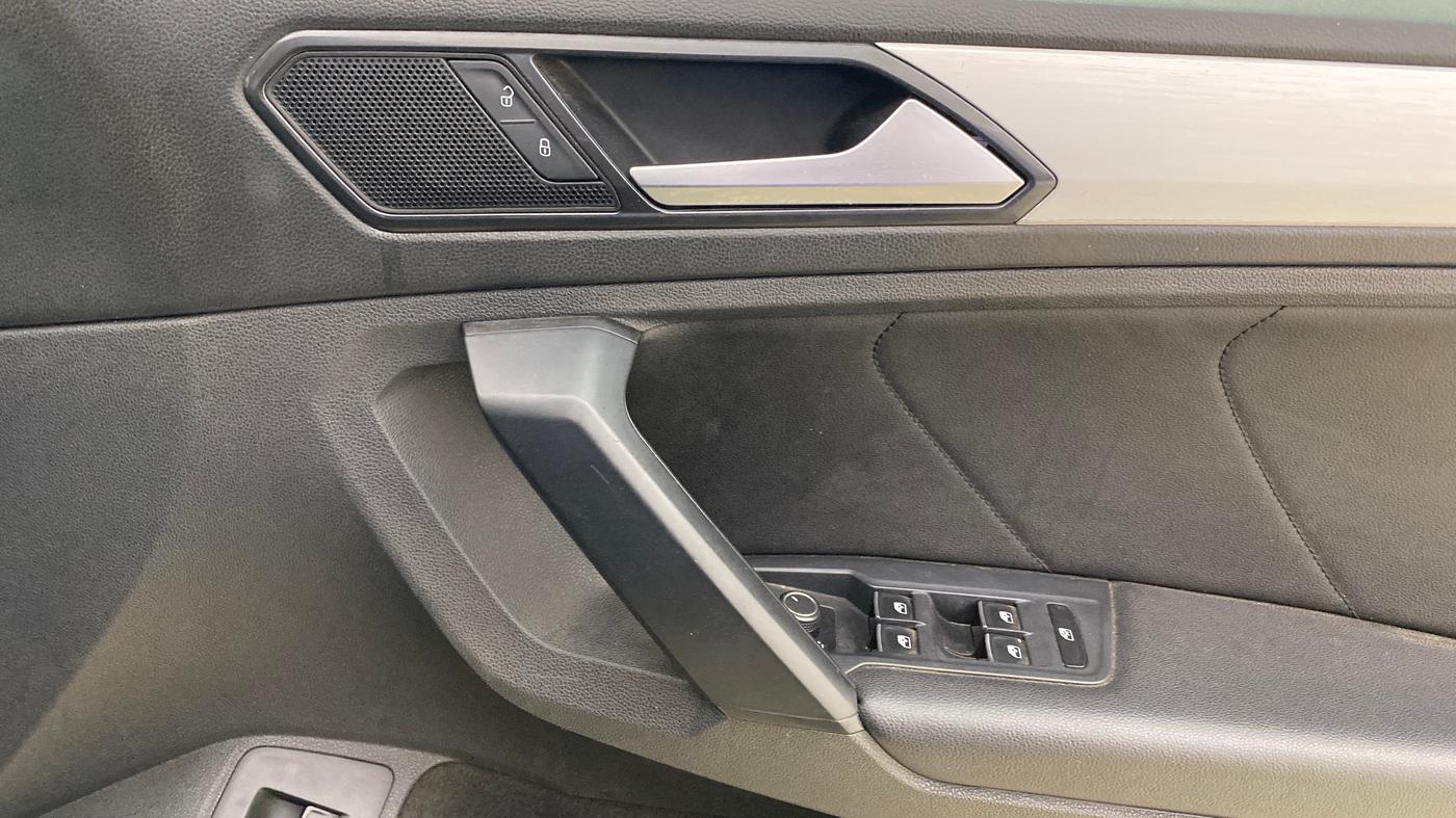 2018 Volkswagen TIGUAN COMFORTLINE TDI AT, Diesel, Automatic, 1,33,306 km, Driver Side Door Panels Control