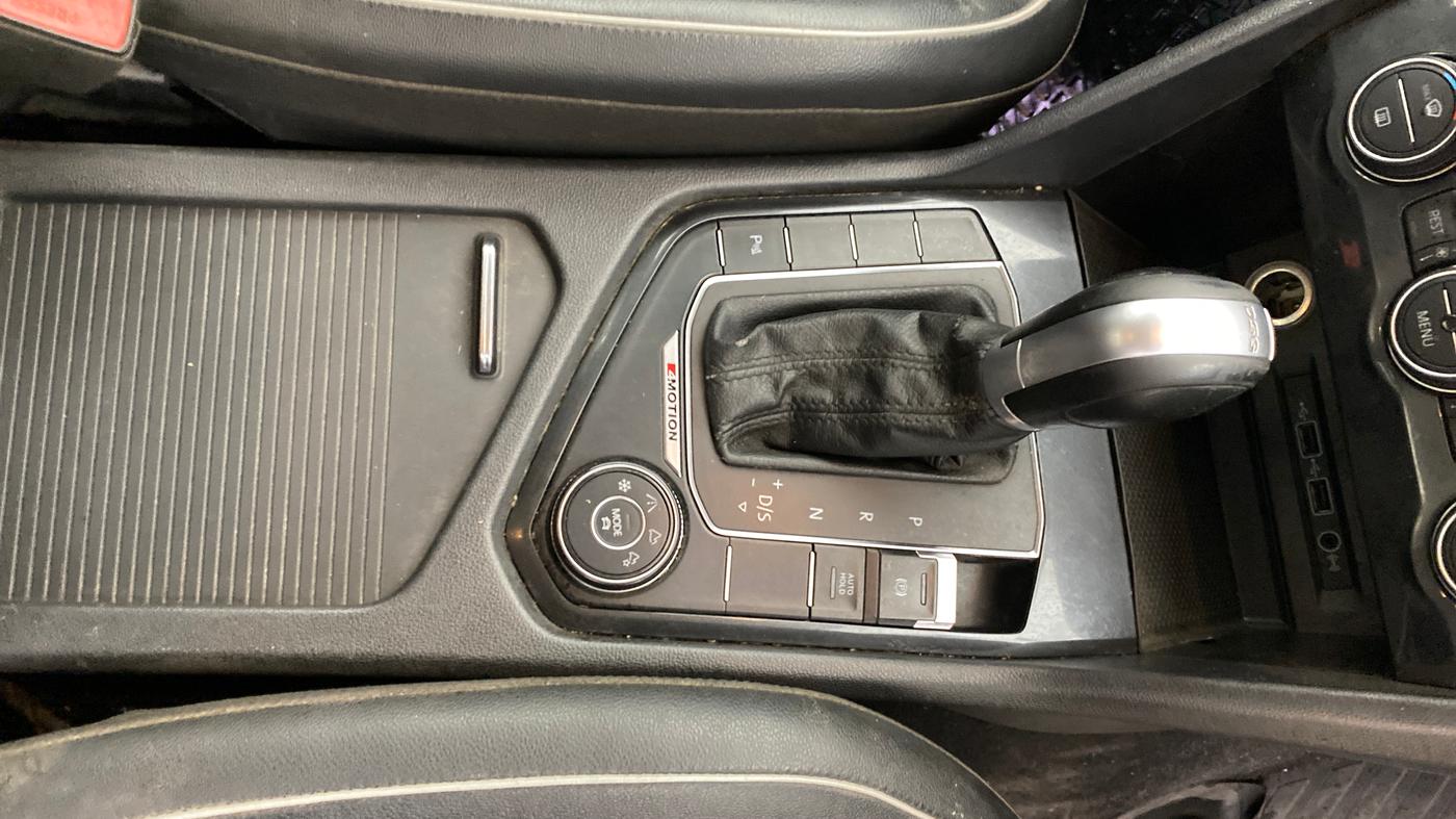 2018 Volkswagen TIGUAN COMFORTLINE TDI AT, Diesel, Automatic, 1,33,306 km, Gear Lever