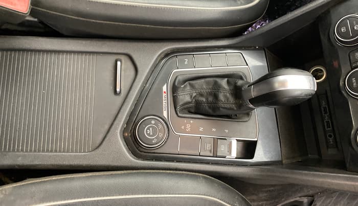 2018 Volkswagen TIGUAN COMFORTLINE TDI AT, Diesel, Automatic, 1,33,204 km, Gear Lever