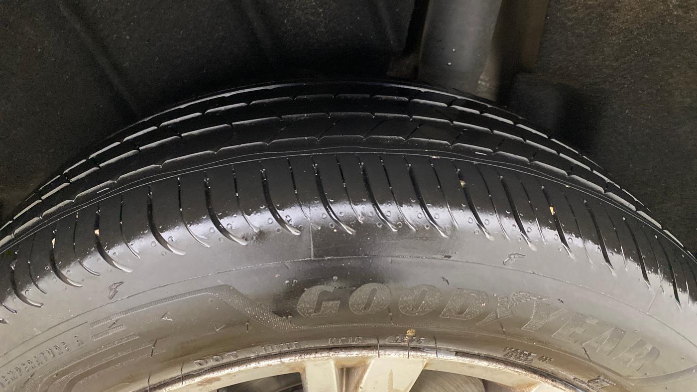 2018 Volkswagen TIGUAN COMFORTLINE TDI AT, Diesel, Automatic, 1,33,306 km, Left Rear Tyre Tread