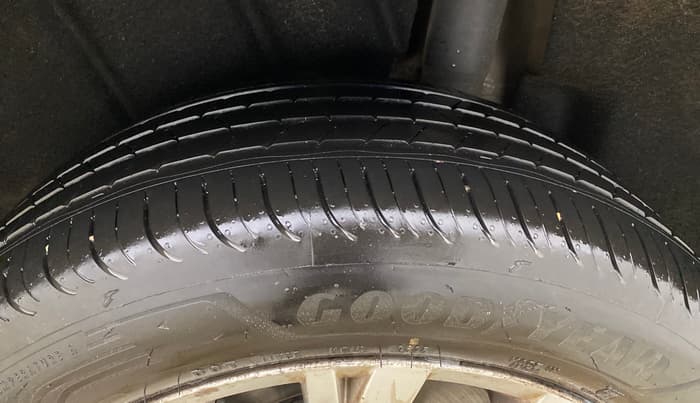 2018 Volkswagen TIGUAN COMFORTLINE TDI AT, Diesel, Automatic, 1,33,204 km, Left Rear Tyre Tread