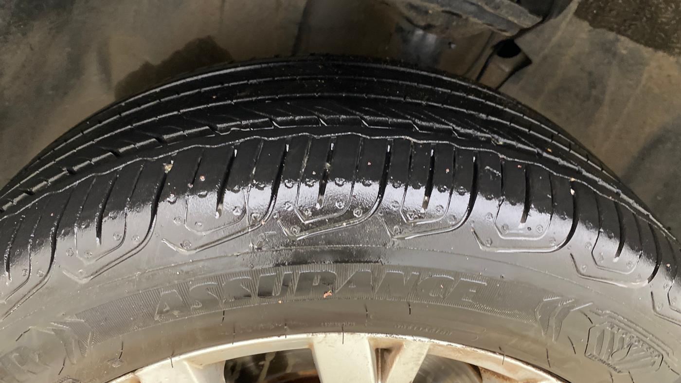 2018 Volkswagen TIGUAN COMFORTLINE TDI AT, Diesel, Automatic, 1,33,306 km, Left Front Tyre Tread