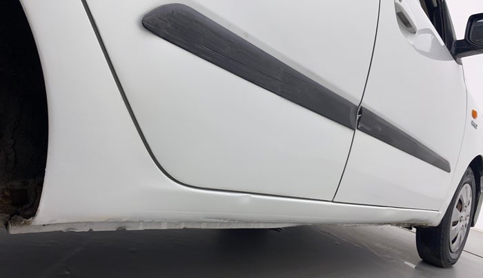 2011 Hyundai i10 MAGNA 1.1, Petrol, Manual, 1,24,749 km, Right running board - Slightly dented