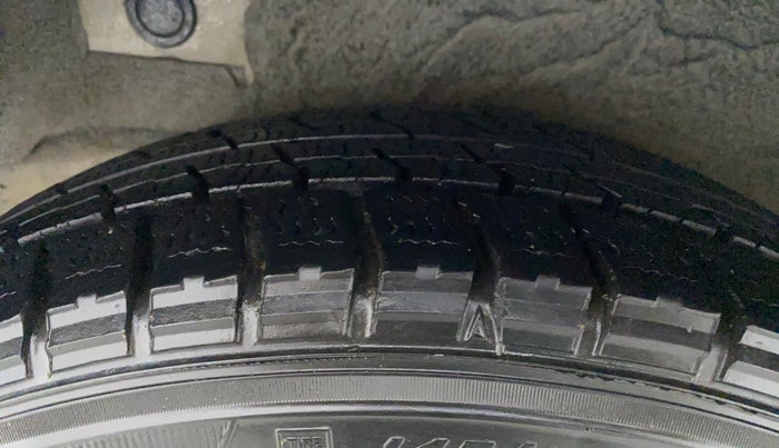 2011 Hyundai i10 MAGNA 1.1, Petrol, Manual, 1,24,749 km, Right Rear Tyre Tread