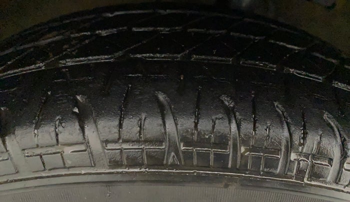 2010 Maruti Swift VXI ABS, Petrol, Manual, 67,370 km, Right Rear Tyre Tread