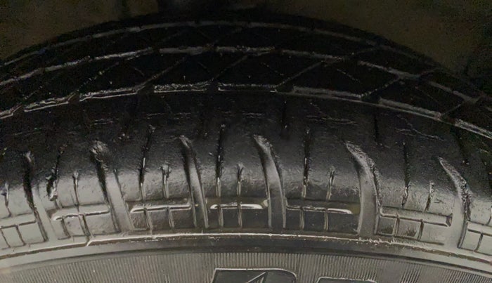 2010 Maruti Swift VXI ABS, Petrol, Manual, 67,370 km, Right Front Tyre Tread