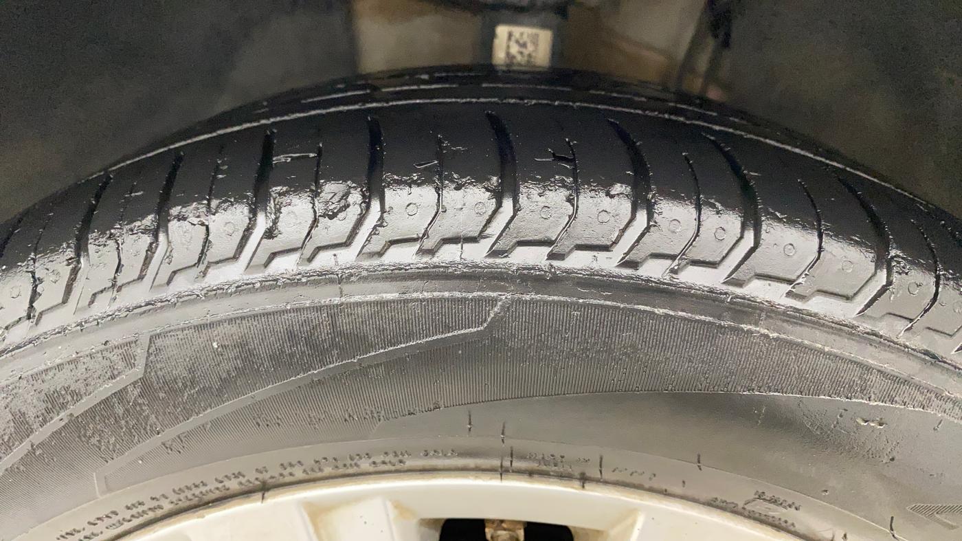2022 Volkswagen VIRTUS HIGHLINE TSI 1.0 AT, Petrol, Automatic, 65,564 km, Left Front Tyre Tread