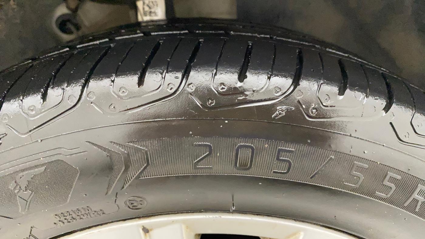 2022 Volkswagen VIRTUS HIGHLINE TSI 1.0 AT, Petrol, Automatic, 65,564 km, Right Front Tyre Tread