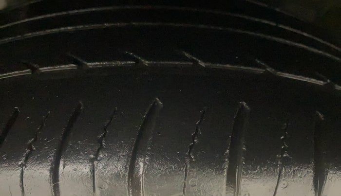 2013 Ford Ecosport TITANIUM 1.5L DIESEL, Diesel, Manual, 1,25,145 km, Left Front Tyre Tread