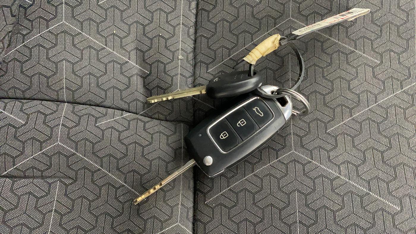 2018 Hyundai Eon SPORTZ, CNG, Manual, 51,407 km, Key Close Up
