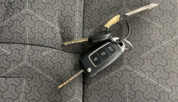 2018 Hyundai Eon SPORTZ, CNG, Manual, 51,218 km, Key Close Up