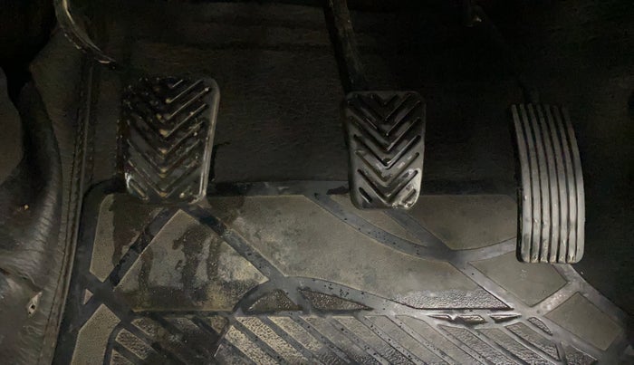 2018 Hyundai Eon SPORTZ, CNG, Manual, 51,218 km, Pedals