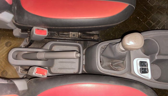 2016 Datsun Redi Go T (O), Petrol, Manual, 79,431 km, Gear Lever