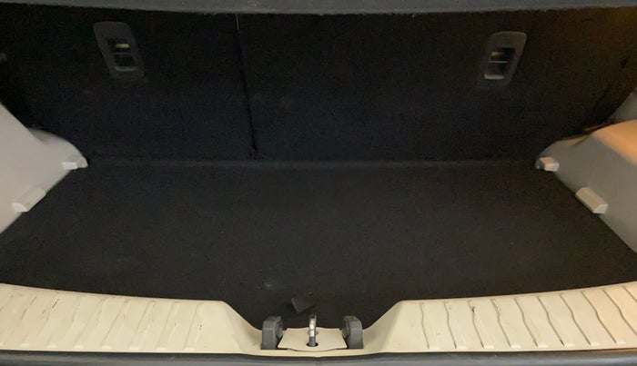 2021 Mahindra XUV300 W8 (O) 1.2 PETROL, Petrol, Manual, 39,362 km, Boot Inside