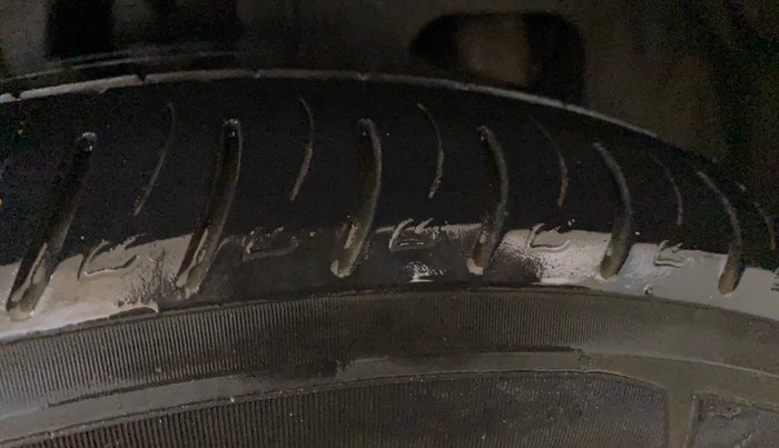 2021 Mahindra XUV300 W8 (O) 1.2 PETROL, Petrol, Manual, 39,362 km, Right Rear Tyre Tread