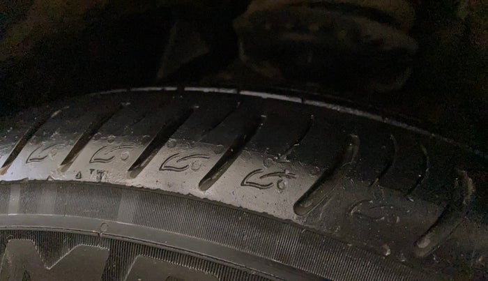 2021 Mahindra XUV300 W8 (O) 1.2 PETROL, Petrol, Manual, 39,362 km, Right Front Tyre Tread