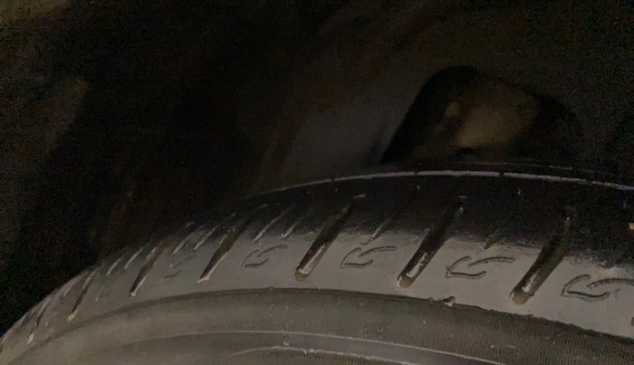 2021 Mahindra XUV300 W8 (O) 1.2 PETROL, Petrol, Manual, 39,362 km, Left Rear Tyre Tread