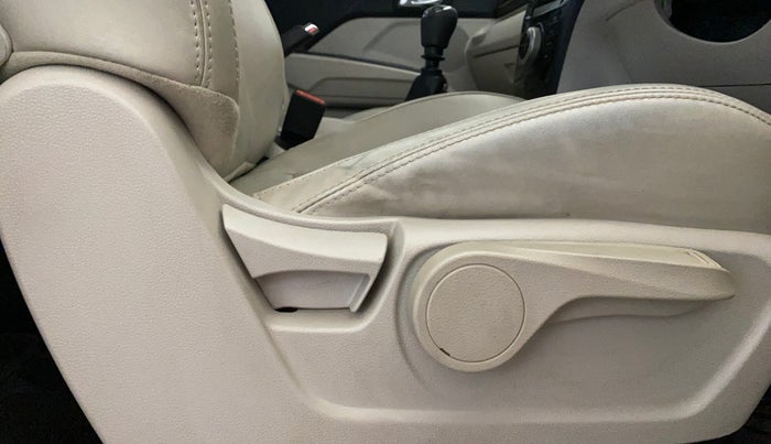 2021 Mahindra XUV300 W8 (O) 1.2 PETROL, Petrol, Manual, 39,362 km, Driver Side Adjustment Panel