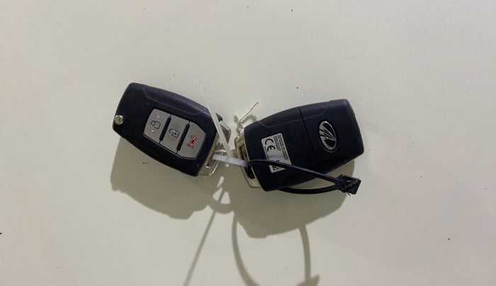 2021 Mahindra XUV300 W8 (O) 1.2 PETROL, Petrol, Manual, 39,362 km, Key Close Up