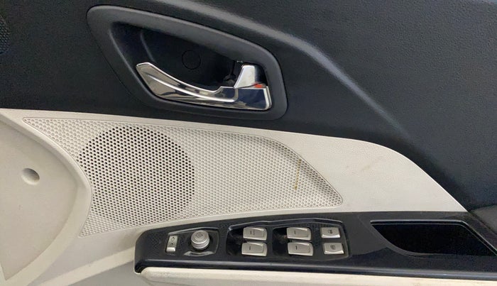 2021 Mahindra XUV300 W8 (O) 1.2 PETROL, Petrol, Manual, 39,362 km, Driver Side Door Panels Control