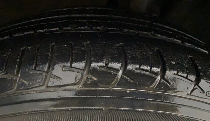 2016 Maruti Baleno DELTA PETROL 1.2, Petrol, Manual, 54,961 km, Left Front Tyre Tread