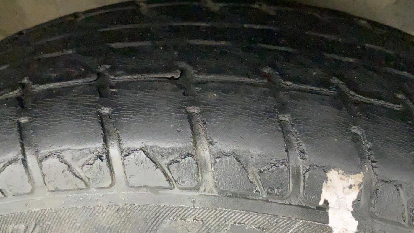 2011 Maruti Wagon R 1.0 LXI, Petrol, Manual, 60,784 km, Right Front Tyre Tread