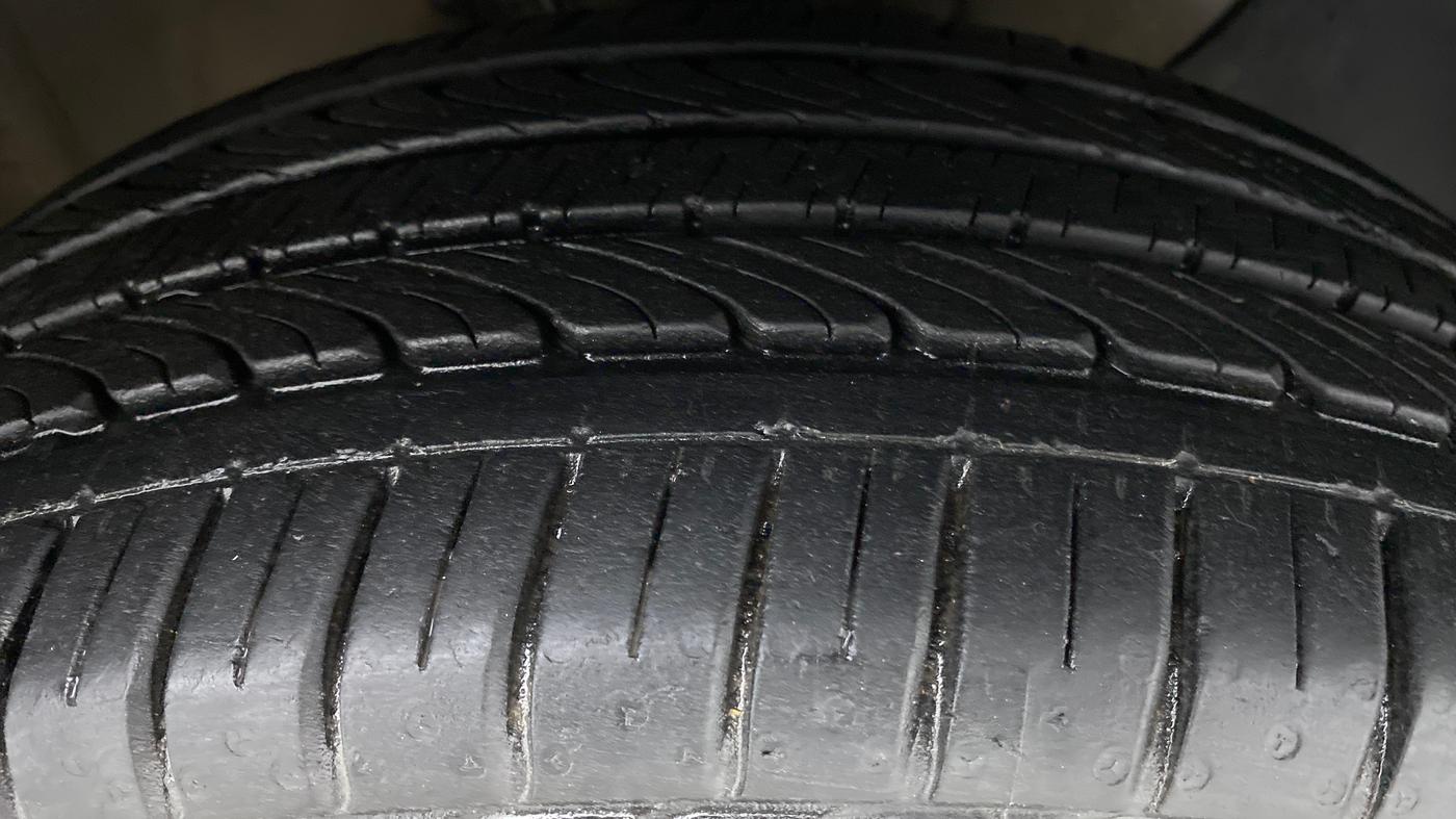 2019 Hyundai Elite i20 1.2  ASTA (O) CVT, Petrol, Automatic, 10,752 km, Right Front Tyre Tread