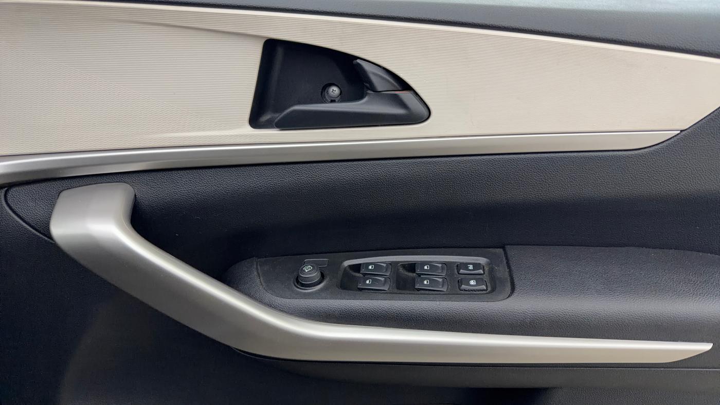 2023 Mahindra XUV700 MX P MT 5 STR, Petrol, Manual, 15,048 km, Driver Side Door Panels Control