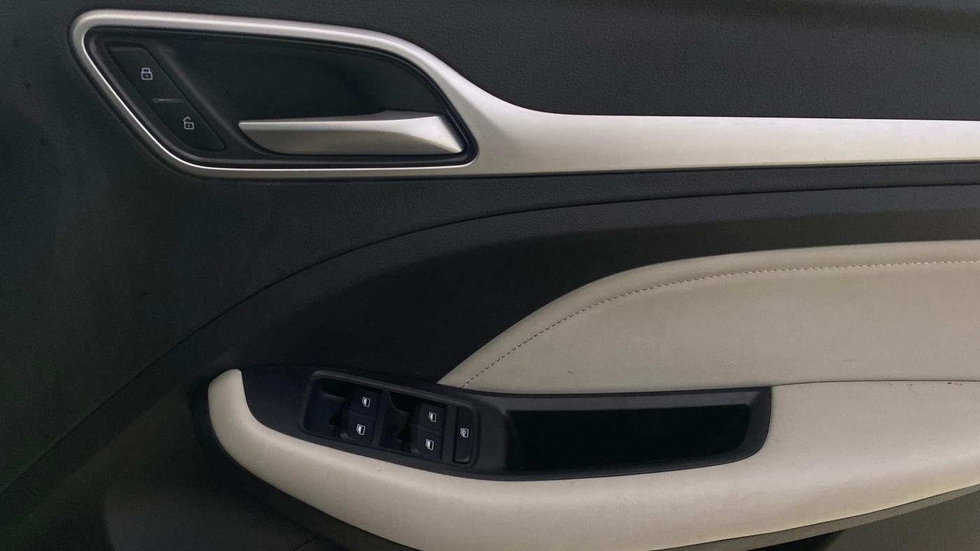 2024 MG ASTOR Shine 1.5 MT (Ivory), Petrol, Manual, 28,017 km, Driver Side Door Panels Control